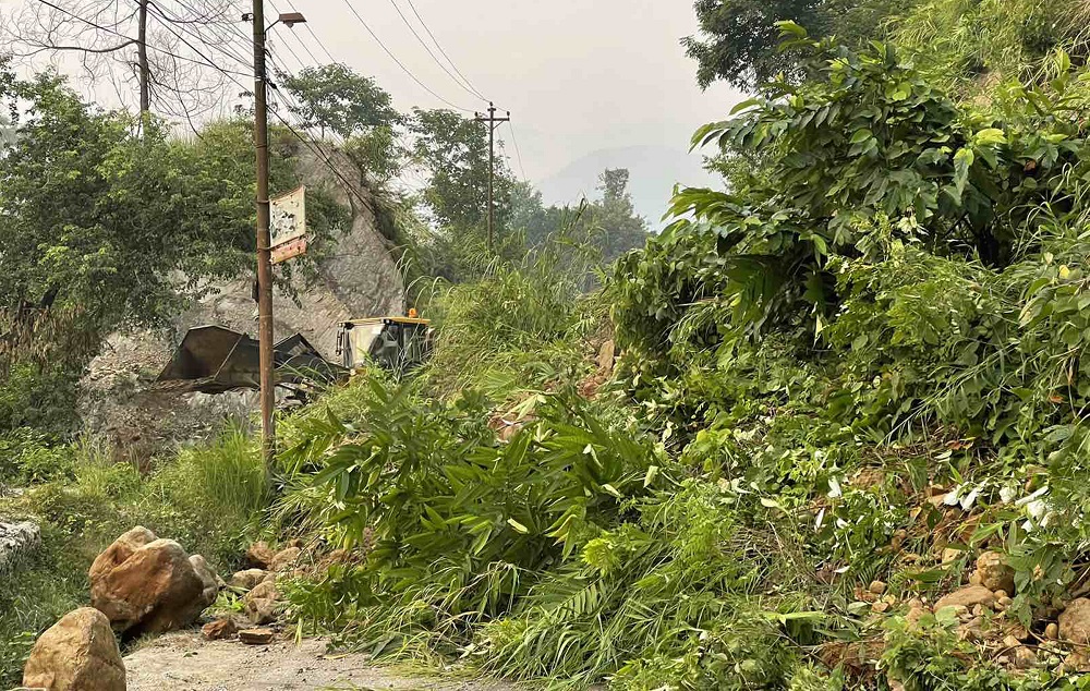 काभ्रेपलाञ्चोकमा पहिरोको जोखिम अध्ययन गर्दै भूगर्भविद्